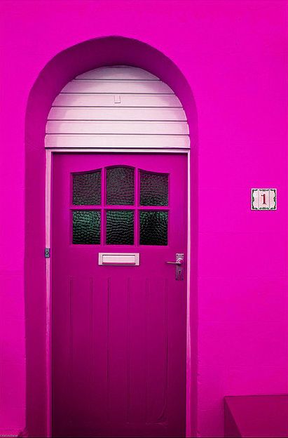 An electric pink door #pink #girly +++For guide + advice on #lifestyle, visit http://www.thatdiary.com/ Tout Rose, Pink Door, Cool Doors, Pink Houses, Window Frames, Unique Doors, Door Color, Beautiful Doors, Closed Doors