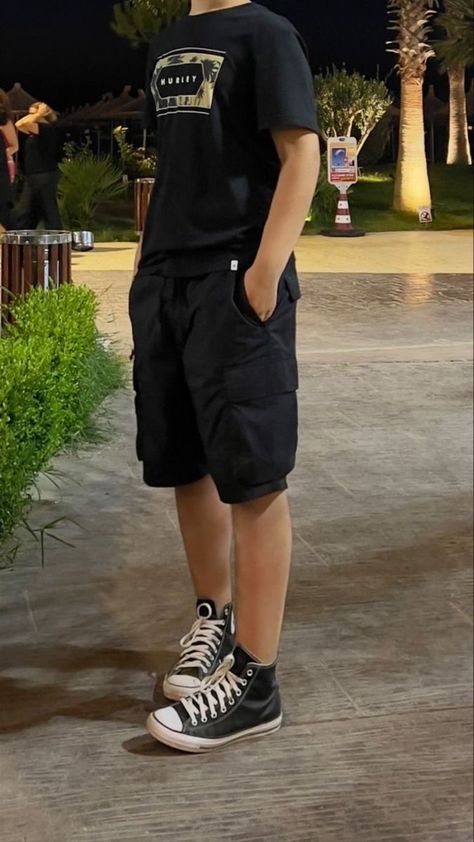 Cool Guy Summer Outfits, Shorts And Converse Outfits Men, Shorts Converse Outfit Men, Shorts Guys Outfit, Cargo Shorts Outfit Men Aesthetic, Guys Cargo Shorts Outfit, Men Clothes Aesthetic Summer, Mens Outfits Summer Aesthetic, Black Clothes Men Aesthetic