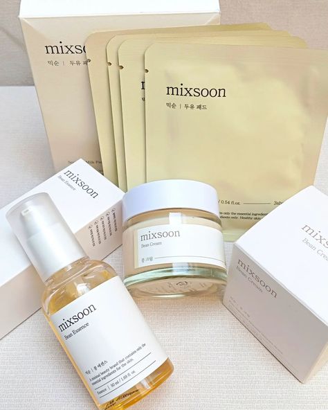 Mixsoon Products photography 📸 🌟 Mixsoon Bean Essence 🌟 Mixsoon Bean Cream 🌟 Mixsoon Soy milk pads Loving these products so much ❤️ Bean Essence is favourite nowadays 😍 Swipe to see amazing shots next 👉 Your love is appreciated 😘 show some love 😘 It means alot to me ❤️ @mixsoon_usa @mixsoon_official @mixsoon_intl #mixsoon #beanessence #beancream #soymilkpad #vegansnail #happysnail #fermentedbean #koreanbeauty #kbeauty #koreanskincare #koreanproducts #pr #gifted #photography #productsp... Mixsoon Skincare, Pr Aesthetic, Rhode Beauty, Minimal Beauty, Korean Beauty Products, Skincare Store, Skincare Products Photography, Skin Essence, Products Photography