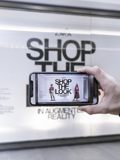 Interactive Retail, Augmented Reality Art, Digital Retail, Augmented Reality Technology, Zara Shop, Window Display Design, Clothing Business, Retail Windows, Interactive Installation