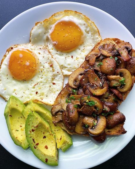 Primal Kitchen on Instagram: “Follow @zestmylemon's lead and start your day sunnyside up with eggs cooked with Primal Kitchen Avocado Oil! 🍳🥑💚 . #repost: @zestmylemon :…” Healthy Food Menu, Healthy Food Dishes, Fried Eggs, Healthy Food Motivation, Healthy Lifestyle Food, Avocado Recipes, Healthy Meal Prep, Avocado Oil, Aesthetic Food