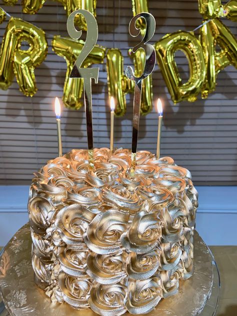 Elegant Gold Cakes Birthday, Golden Birthday Cake Design, Cakes For Golden Birthday, Golden Birthday Ideas Cake, Metallic Birthday Cake, 27th Golden Birthday Ideas, Golden Bday Cake, Cake Golden Birthday, Golden Year Birthday Cake