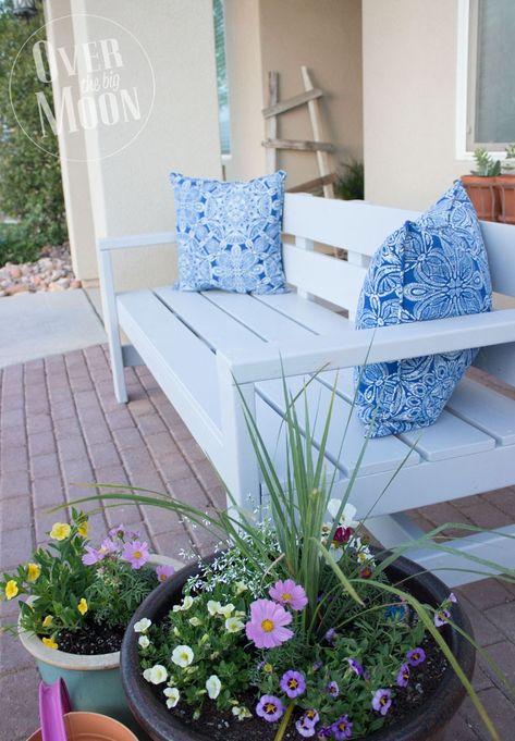 DIY Front Porch Bench Front Porch Bench Ideas, Diy Front Porch Bench, Outdoor Bench Decorating Ideas, Front Porch Bench, Diy Patio Furniture Ideas, Balkon Decor, Garden Bench Diy, Porch Bench, Bench With Back