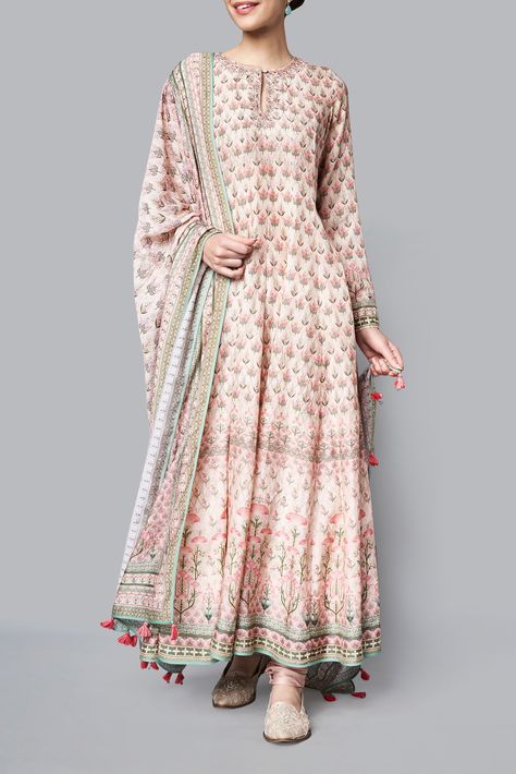 Madhuri Dixit in Anita Dongre's Designer Floor Length Anarkali Suit – Lady India Floryday Vestidos, Silk Churidar, Kurtis Design, Blouse Lehenga, Ladies Suits, Saree Wearing, India Style, Vestidos Color Rosa, Cotton Gowns