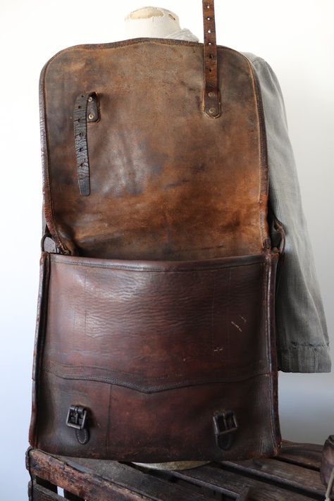 Men’s Leather Bag, Old Leather Bag, Stylish Outfits For Men, Leather Vintage Bag, Leather Belt Crafts, Vintage Canvas Bags, Vintage Leather Messenger Bag, Cross Shoulder Bag, Bridle Bag