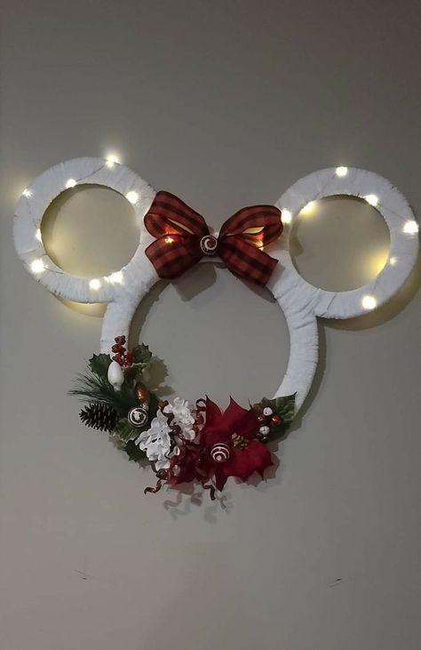 Disney Christmas Decorations Diy, Disney Christmas Diy, Disney Christmas Crafts, Mickey Mouse Christmas Tree, Disney Christmas Decorations, Disney Diy Crafts, Disney Christmas Tree, Mickey Christmas, Mickey Mouse Christmas