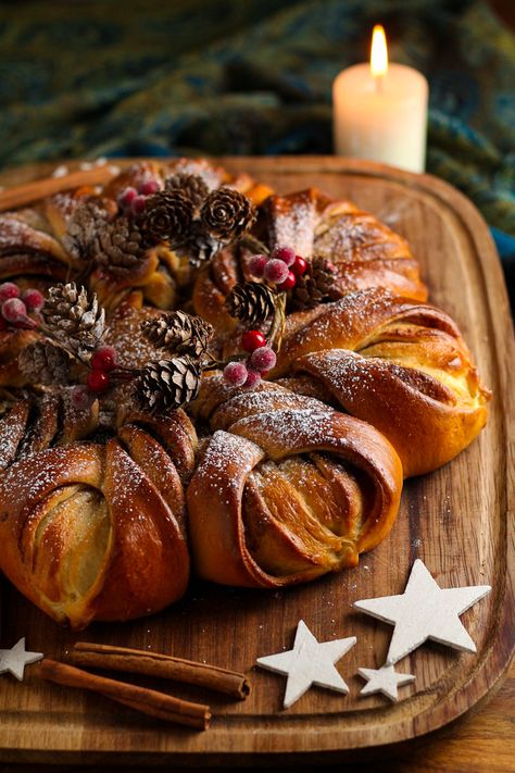 Christmas Shaped Bread, New Year Bread, Cinnamon Star Bread Recipe, Star Bread Recipe, Cinnamon Star Bread, Christmas Breads, Christmas Bread Recipes, Christmas Bakes, Beautiful Baking