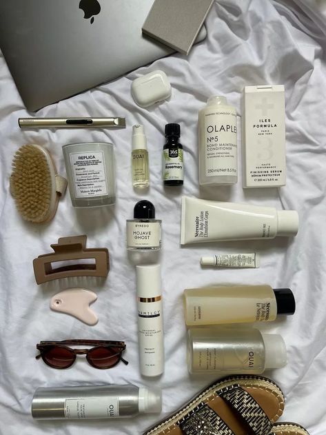 Self Care Kit Aesthetic, Clran Girl Asthetic, It Girl Energy Aesthetic, Clean Make Up Aesthetic, Ckean Girl Asthetic, Clean Girl Aesthetic Must Haves, Feel Good Aesthetic Photos, It Girl Accessories, Glow Up Inspo Aesthetic