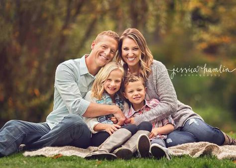 Shooting Photo Famille, Christmas Instagram Pictures, Outdoor Family Portraits, Picture Family, Big Family Photos, Cute Family Photos, Family Photoshoot Poses, Fall Family Portraits, Christmas Instagram