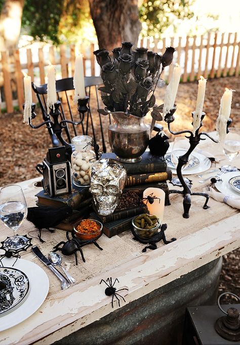 8 Tablescape Ideas for a Halloween Bash - Black Roses Halloween Pauroso, Décoration Table Halloween, Läskig Halloween, Pottery Barn Halloween, Halloween Chic, Halloween Table Settings, Table Halloween, Halloween Tablecloth, Halloween Tablescape