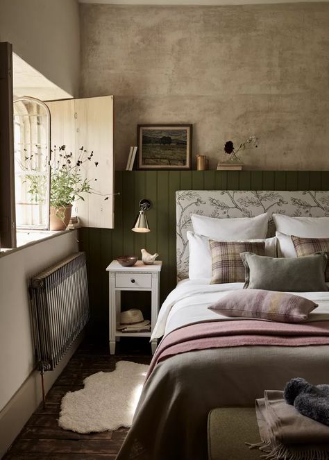 Overbed Storage, Slim Bedside Table, Classic Chest Of Drawers, Low Chest Of Drawers, Aesthetic Bedroom Ideas, Accent Wall Paint, Bedroom Accent, Casa Vintage, Accent Wall Bedroom