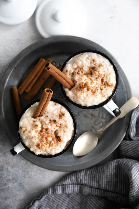 Arroz con Leche (or Mexican Rice Pudding) is a delicious Mexican dessert made from simple ingredients including rice, milk, cinnamon, and sugar. It can be served hot or cold and is guaranteed to satisfy any sweet tooth. Rice Pudding Recipe Easy, Mexican Rice Pudding, Gluten Free Christmas Desserts, Holiday Deserts, Indian Rice Pudding, Colombian Cuisine, Spanish Desserts, Rice Desserts, Mexican Dessert Recipes