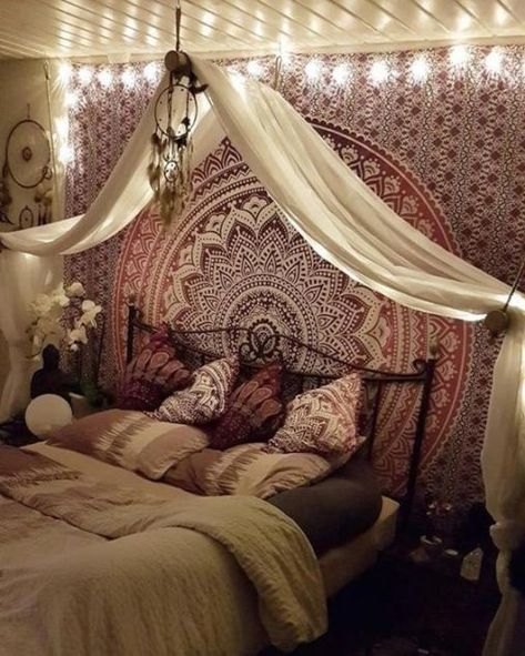 Casa Hobbit, Tapestry Bedroom, Bohemian Bedroom Decor, Bohemian Bedroom, Hem Design, Decor Minimalist, Boho Bedroom, Minimalist Bedroom, Dream Bedroom