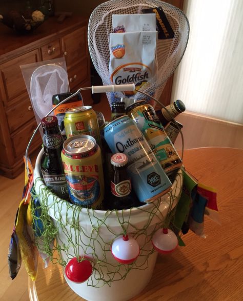 Beer fishing bucket, fill with fishing gear, snacks, and beer!  Great for Father's Day, bachelor party, birthdays! To make it even more unique try and find only "fishing" related beers! Fishing Gift Basket, Simple Easter Baskets, Dollar Store Gifts, Fathers Day Gift Basket, Homemade Gift Baskets, Raffle Basket, Auction Baskets, Boyfriend Gift Basket, Valentine Gift Baskets