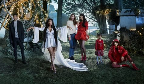 Nicki Minaj Stars In H&M Holiday Campaign Film https://fashionweekdaily.com/nicki-minaj-stars-hm-holiday-film/ H&m Christmas, Jesse Williams, Day Of Dead, Christmas Campaign, Holiday Campaign, Tim Walker, Miami Fashion, American Rappers, Magazine Photography