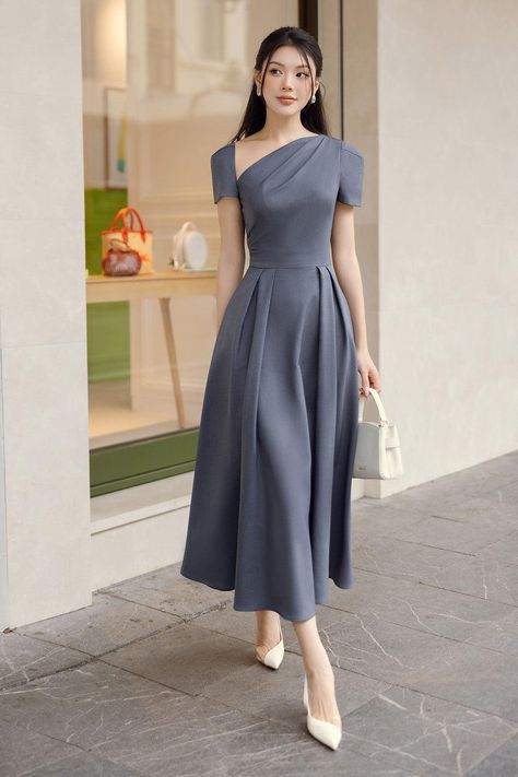 Crepe Midi Dress, Mean Blvd, Elegant Midi Dresses, Elegant Dresses Classy, Trendy Dress, Effortless Elegance, Glam Dresses, Crepe Dress, Crepe Fabric