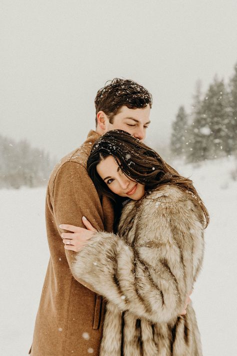 This beautiful Jackson Hole winter engagement with snow dancing through the mountains is the absolute best winter shoot one could dream of! Snow Photo Outfits, Colorado Engagement Pictures Winter, Engagement Snow Photos, Utah Winter Engagement Photos, Jackson Hole Engagement Photos, Outdoor Winter Couple Photoshoot, Winter Couple Photoshoot Ideas, Non Cheesy Engagement Photos, Engagement Photoshoot Winter