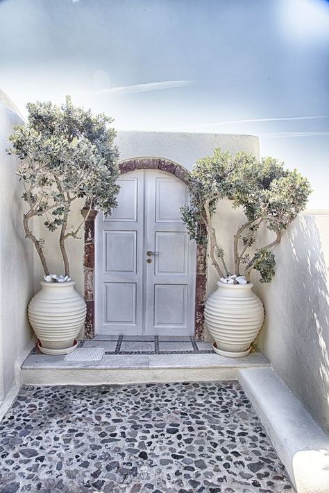 Dekorasi Maroko, Greek House, Beautiful Doors, Outdoor Design, 인테리어 디자인, Summer House, Santorini, Exterior Design, Outdoor Spaces