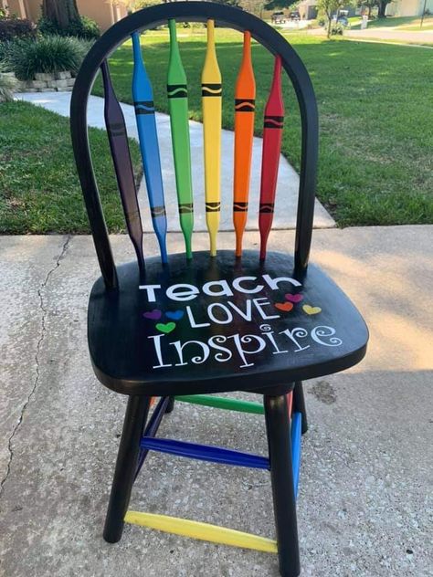 Painted School Chairs Ideas, Painted Teacher Chair Classroom, Classroom Teacher Chair, Teacher Painted Chair, Diy Teacher Chair, Teacher Chairs For Classroom, Teacher Rocking Chairs, Preschool Office, Teacher Stool