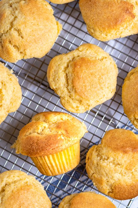 Easy Corn Muffins, Corn Muffin Recipes, Moist Corn Muffins, Sweet Corn Muffins, Baked Muffins, Cornmeal Recipes, Cornbread Muffins Recipe, Cornmeal Muffins, Bakery Style Muffins