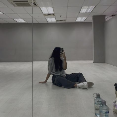 Dance Studio Aesthetic, Dance Aesthetic Hip Hop, Ruang Studio Musik, Aesthetic Hip Hop, Fit Dance, Dance Vibes, Hip Hop Aesthetic, Dance Motivation, Solo Dance