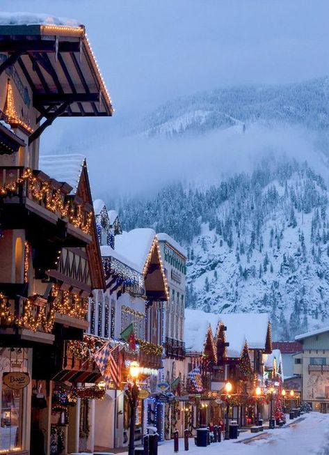 🇺🇸 Christmas (Leavenworth, Washington) by Connie Coleman 🎄✨ Cer Nocturn, Best Winter Destinations, Christmas Towns, Leavenworth Washington, Christmas Destinations, Winter Destinations, Christmas Events, Christmas Town, Winter Aesthetic