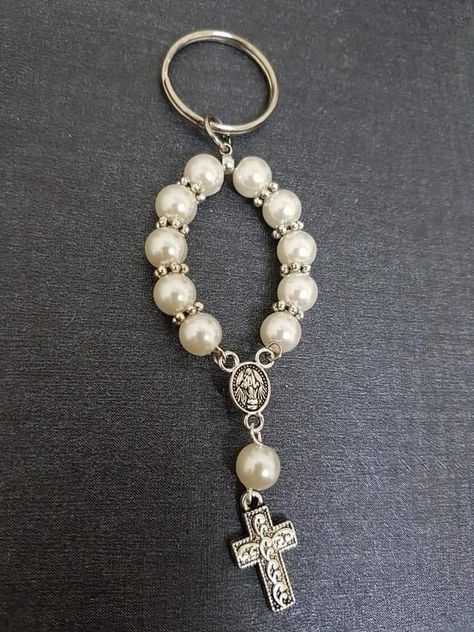 Rosary Keychain, Beaded Foot Jewelry, Mini Rosaries, Rosary Jewelry, Planner Charms, Catholic Jewelry, Easy Diy Jewelry, Foot Jewelry, Handmade Jewelry Diy