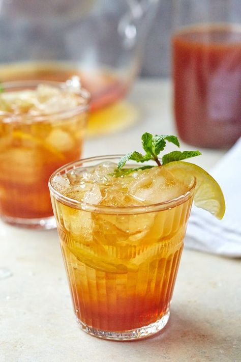 Recipe: Sweet Tea and Bourbon Pitcher Cocktail — Easy Pitcher Cocktails Bourbon Sweet Tea, Southern Cocktail, Bourbon Cocktail Recipe, Pitcher Cocktails, Bourbon Recipes, Southern Turkey, Southern Sweet Tea, Mint Simple Syrup, Liquor Drinks