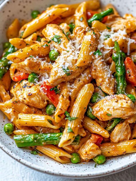 This delicious 30-minute spicy chicken chipotle pasta recipe is made with chipotle peppers, asparagus, peas, bell peppers, garlic, and onion. Chipotle Pasta Recipes, Spicy Chicken Chipotle Pasta, Chipotle Chicken Pasta, Chipotle Pasta, Chicken Chipotle, Chipotle Recipes, Honey Glazed Chicken, Spicy Pasta, Chipotle Peppers