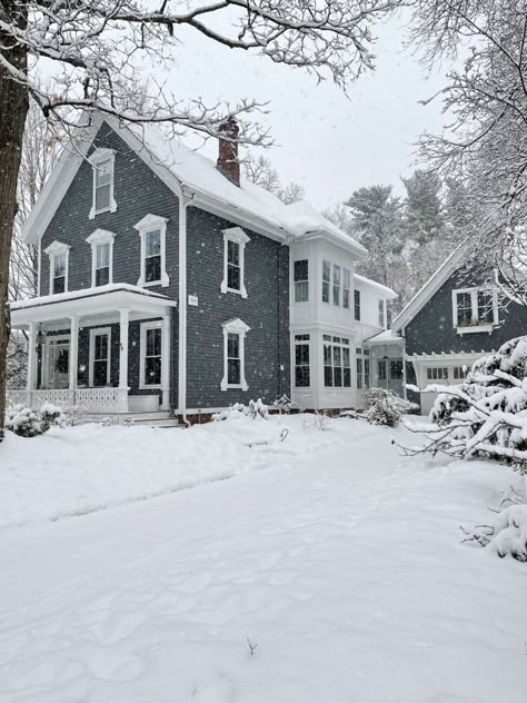 A New England Home Tour Circa 1879. See this home's fresh new look with texture, neutrals, subtle ocean hues that inspire a California vibe! Early New England Homes, New England House Exterior, New England Coastal Homes, Old New England Homes, New England House Plans, American House Style, Finding Lovely, New England Decor, Coastal Home Exterior