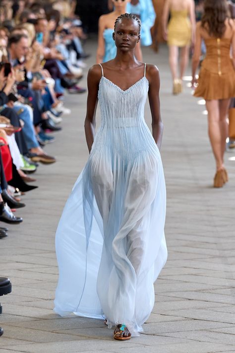 2024 Runway Trends, Vestidos Color Pastel, Vestido Strapless, Edgy Bridal, Style Bleu, Spring Summer Fashion Trends, Catwalk Collection, Spring Couture, Milano Fashion Week