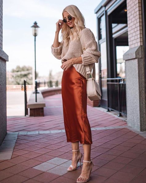 Kathleen Post on Instagram: “Welcoming the first day of October with a fall outfit and 90 degree day 🤪 #ad // I’ve been loving @vincecamuto’s new Red Carpet collection…” Silk Skirt Outfit, Skirt Outfit Fall, Satin Skirt Outfit, Rok Outfit, Moda Instagram, Midi Skirt Outfit, High Waisted Maxi Skirt, Zipper Skirt, Bubble Skirt