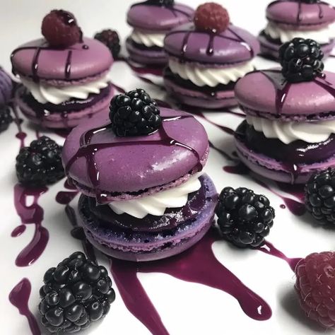 Purple Wedding Food, Purple Macaroons, Berry Filling, Purple Desserts, Macarons Recipe, Dark Food, Purple Food Coloring, French Baking, Purple Food