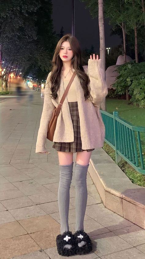 Profile picture Korean Street Fashion Women Skirts, Ulzzang Fashion Winter, Korean Girly Girl Outfits, Korean Girl Fashion Winter, Uzzlang Outfits, Uzzlang Fashion, Korean Winter Outfits, Korean Fashion Ulzzang, Girls Winter Fashion