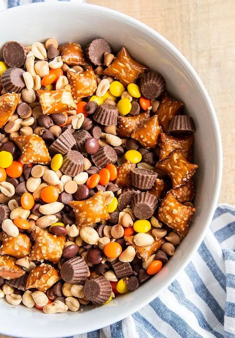 Peanut Butter Mix Ins, Tail Mix Recipes, Fall Snack Mixes Gluten Free, Pretzel Trail Mix Recipe, Candy Trail Mix Recipe, Trail Mixes Recipes, Healthy School Snacks For Classroom, Business Meeting Snacks Ideas, Peanut Butter Trail Mix Recipes