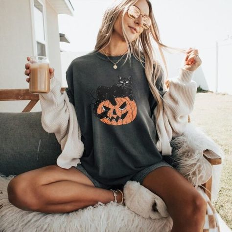 Black Cat Pumpkin, Ghots Cat, retro halloween, black cat Chat Halloween, Panda Gifts, Cute Skeleton, Funny Costumes, Halloween Geist, Cat Pumpkin, Ghost Shirt, Comfort Colors Tee, Halloween Tees