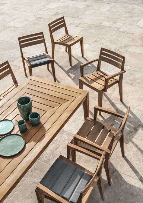 Modern Outdoor Dining, Weathered Furniture, Luxury Outdoor Furniture, Teak Armchair, Outdoor Furniture Design, Teak Dining Chairs, Mesa Exterior, Teak Dining Table, Garden Furniture Sets