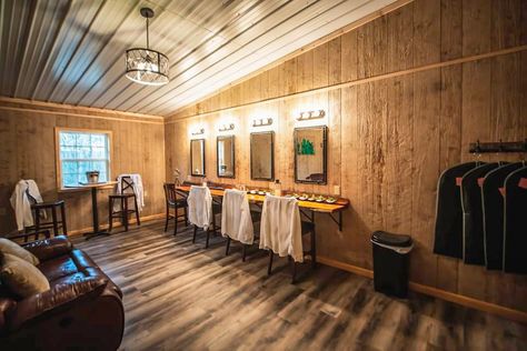 Grooms Quarters Decor, Groomsmen Suite Decor, Venue Restroom Ideas, Grooms Room Decor, Grooms Room Ideas Wedding, Event Venue Bathrooms, Bride And Groom Suite Ideas, Grooms Dressing Room Ideas, Groomsmen Suite Room