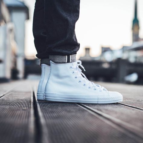 CONVERSE Chuck Taylor Leather High White #allstar #chucks #white #fashion Blue Converse High Tops, Converse Leather High Tops, Converse Chuck Taylor Leather, Mens High Top Shoes, White Chucks, Converse Outfits, Womens High Top Shoes, Blue Converse, All Star Shoes