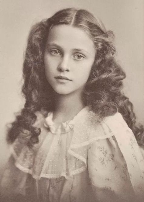 Beautiful Victorian Girl | Vintage | FinnCamera | Flickr Victorian Photography, Sejarah Kuno, Vintage Foto's, Vintage Children Photos, Victorian Portraits, Istoria Artei, Old Portraits, Colorized Photos, Victorian Photos