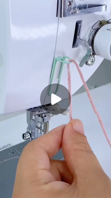 Sewing With Yarn On Sewing Machine, Machine Embroidery Hacks, Embroidery With Sewing Machine, Yarn Couching, Embroidery Hacks, Couching Embroidery, Couching Stitch, Hacks Lifehacks, Sewing Machine Embroidery