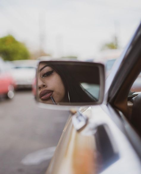 Latina Photoshoot, Chicana Makeup, Chola Aesthetic, Chica Hip Hop, 90s Latina Aesthetic, Chicana Aesthetic, Latina Vibes, 90s Makeup Look, Latina Aesthetic