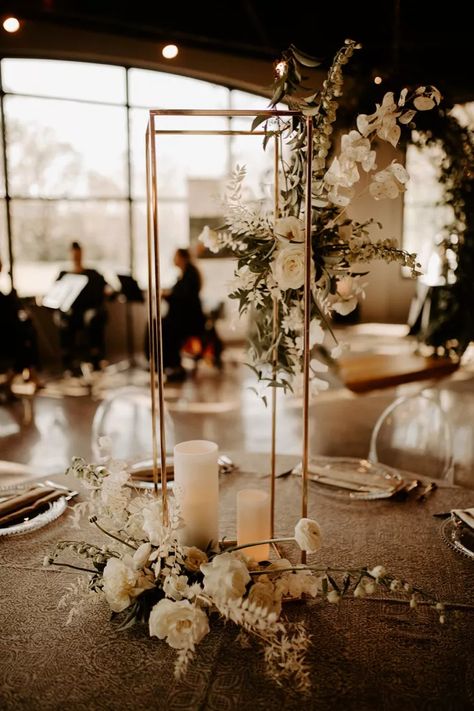 Gold Wedding Centerpieces, Tall Wedding Centerpieces, Gold Centerpieces, Nye Wedding, Wedding Floral Centerpieces, Tall Centerpieces, Flower Centerpieces Wedding, Diy Centerpieces, Wedding Table Centerpieces