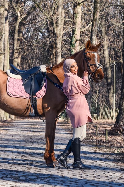 Equestrian hijabi outfit, horseriding with hijabi, hijabi riders Riding Horses Outfit, Horse Riding Outfit Women, Horseback Riding Aesthetic, Tony Stark Wallpaper, Outfit Muslim, Riding Outfits, Horse Riding Outfit, Equestrian Aesthetic, Riding Clothes