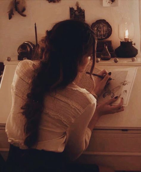 Normal Life Aesthetic, Paradis Sombre, Woman Writing, Era Victoria, Dark Acadamia, Academia Aesthetics, Queen Aesthetic, Fotografi Vintage, Vlasové Trendy