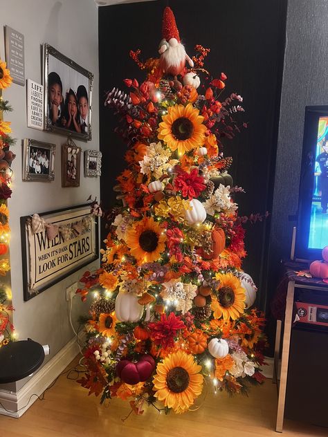 Sunflower Christmas Decorations, Thanksgiving Tree Ideas, Fall Christmas Tree Ideas, Sunflower Christmas Tree, Thanksgiving Christmas Tree, Fall Tree Decorations, Fall Christmas Tree, Christmas Tree Colour Scheme, Sunflower Christmas