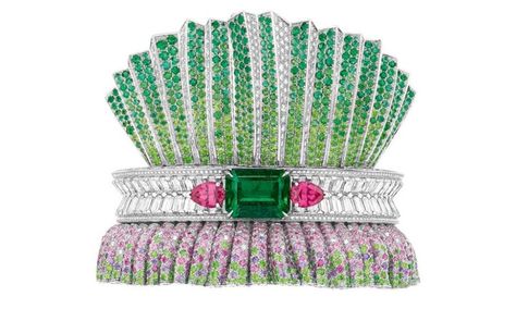 Bar en Corolle Emeraude bracelet Victoire De Castellane, Glam Lifestyle, Demantoid Garnet, Dior Haute Couture, Tsavorite Garnet, Dior Jewelry, Purple Sapphire, Color Fashion, Green And Pink