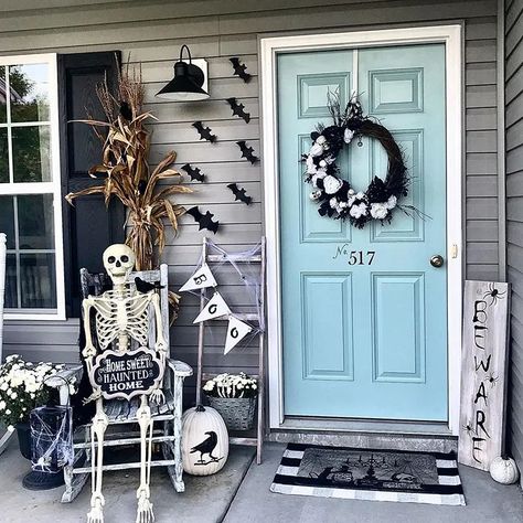 Halloween Porch Ideas, Halloween Decorations Outdoor Porch, Halloween Decorations Apartment, Halloween Outside, Halloween Decor Diy, Halloween Front Doors, Halloween Front Porch Decor, Halloween Porch Decorations, Fall Front Porch Decor