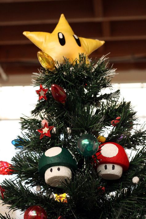 Nintendo-Super Mario Bros.-Christmas. 80s. Curated by Suburban Fandom, NYC Tri-State Fan Events: http://yonkersfun.com/category/fandom/ Nerd Christmas, Decor Natal, Diy Tree Topper, Nerdy Christmas, Geek Christmas, Geek Decor, Tree Topper, Christmas Tree Toppers, Hama Beads