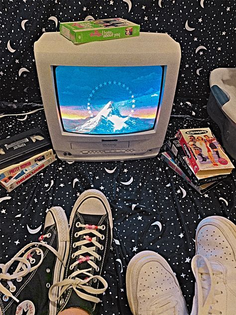 90/00 Aesthetic, Vhs Movies Aesthetic, Vhs Astethic, Nostalgic 90s Aesthetic, Vhs Aesthetic Pictures, Vhs Tv Aesthetic, Bright Vintage Aesthetic, 1980s Collage, Late 80s Aesthetic